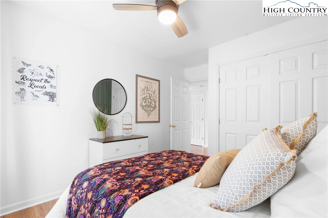 Image number 14 for the current listing