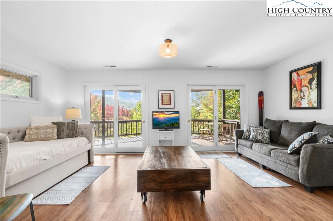 Image number 9 for the current listing