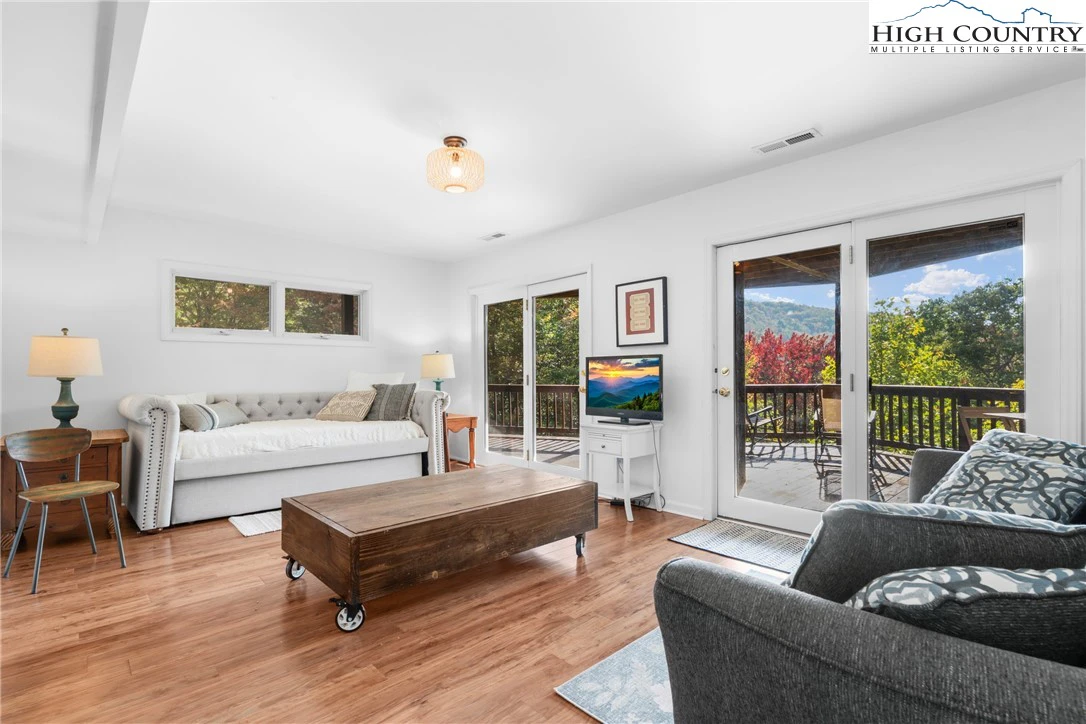 Image number 10 for the current listing