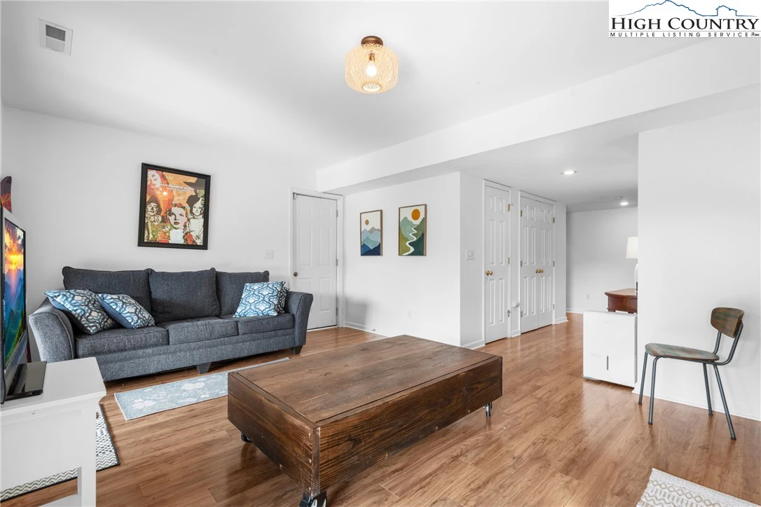 Image number 11 for the current listing
