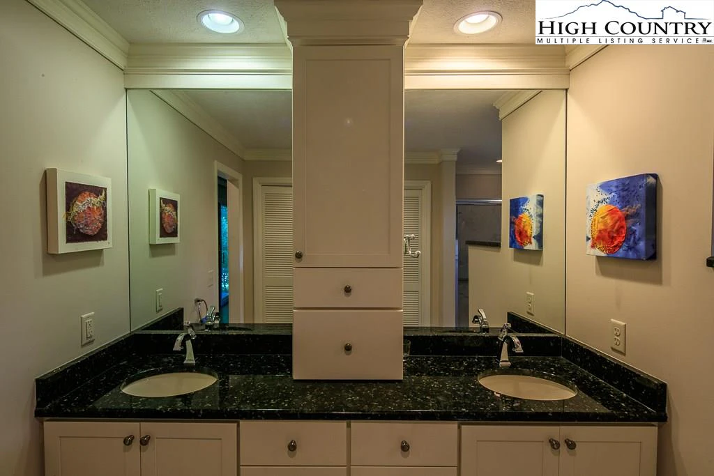 Image number 2 for the current listing