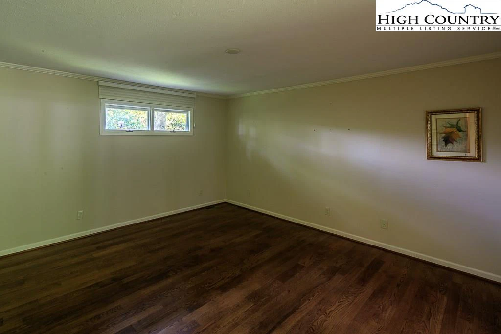 Image number 14 for the current listing