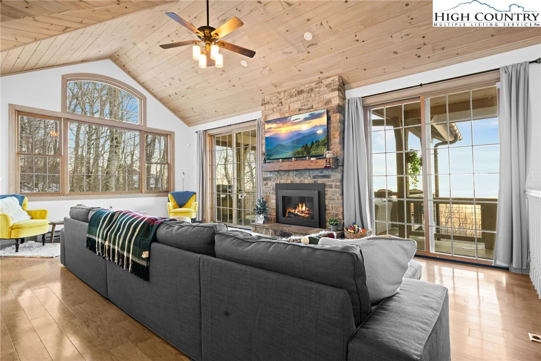 Image number 21 for the current listing