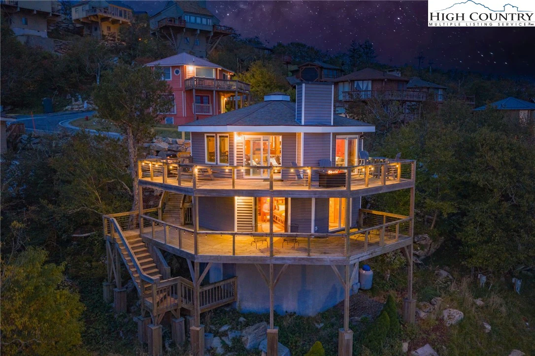 Image number 1 for the current listing