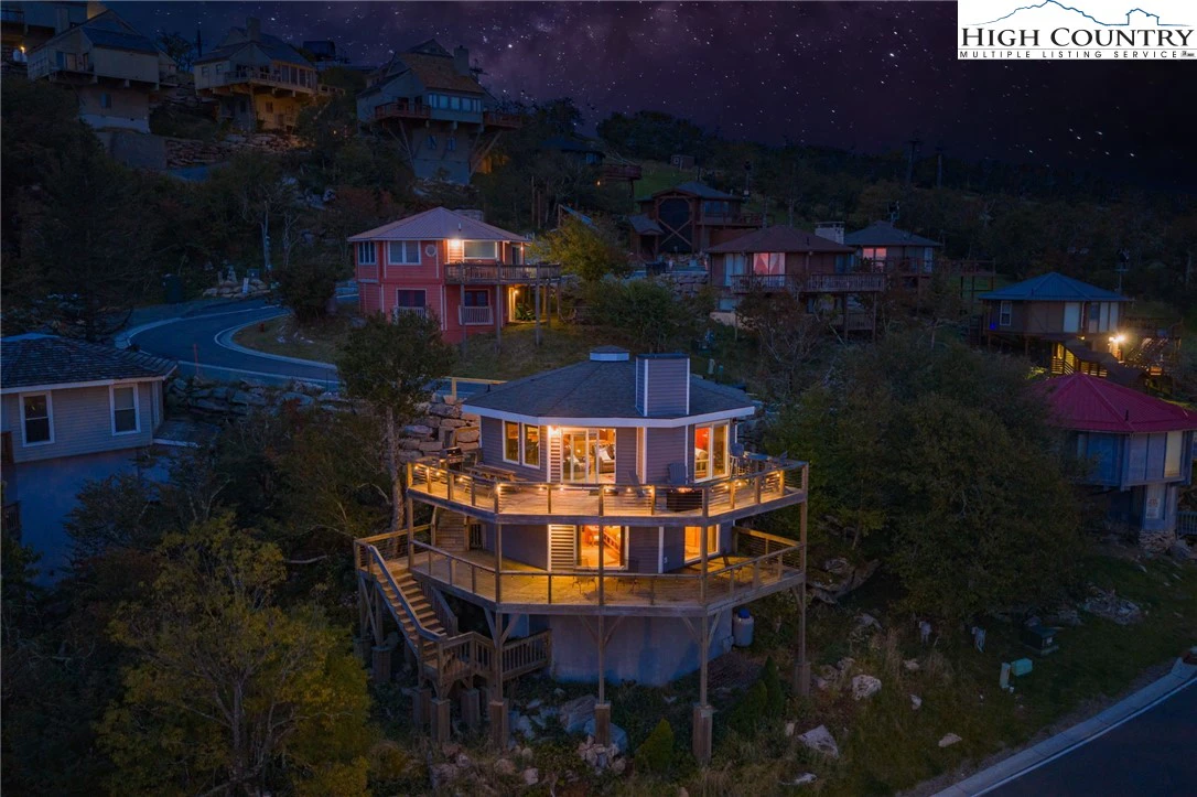 Image number 14 for the current listing