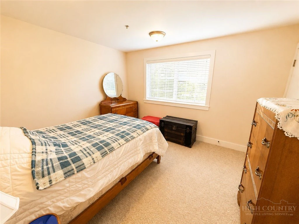 Image number 9 for the current listing