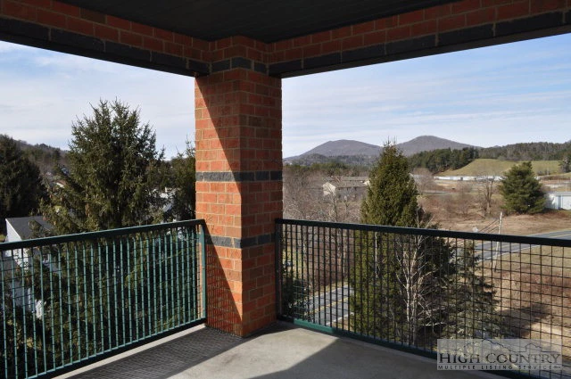 Image number 4 for the current listing