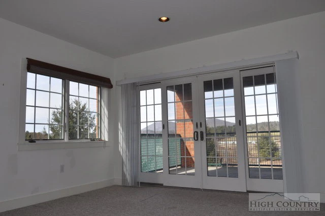 Image number 3 for the current listing