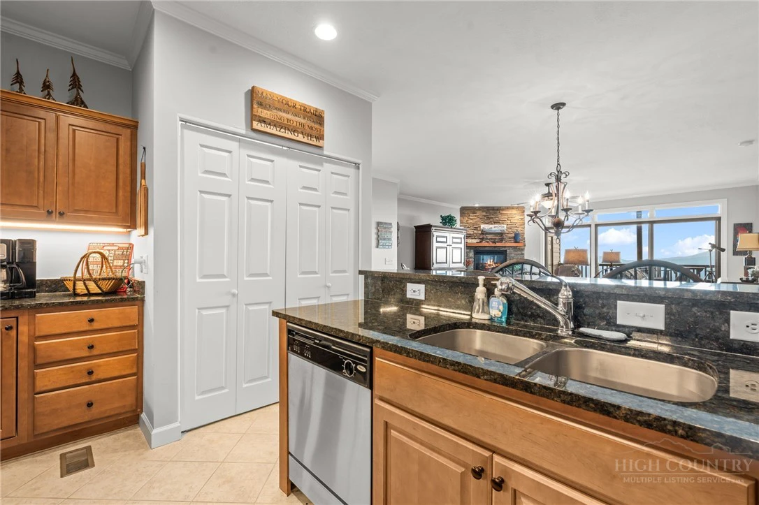 Image number 15 for the current listing