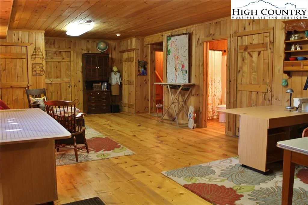 Image number 15 for the current listing