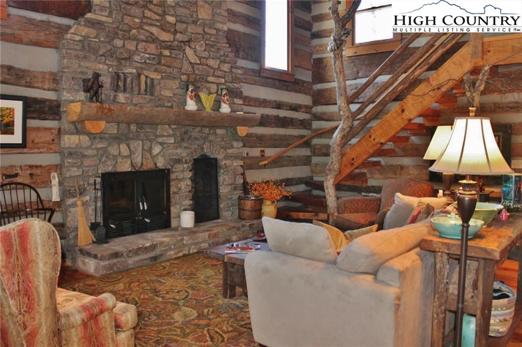 Image number 19 for the current listing