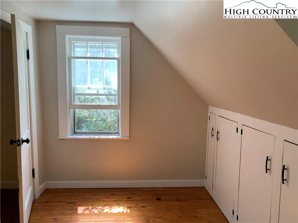 Image number 7 for the current listing