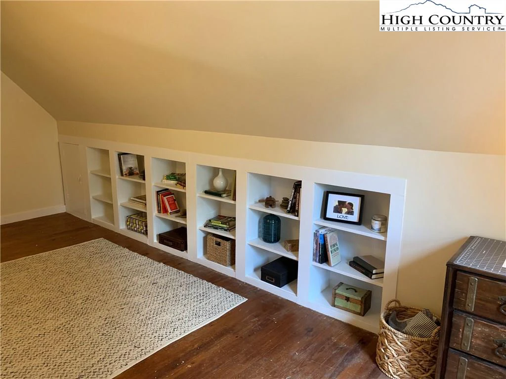 Image number 9 for the current listing