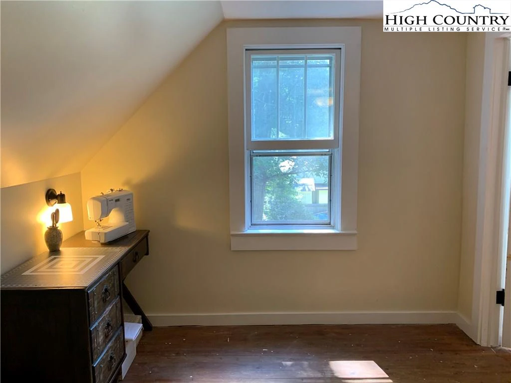 Image number 10 for the current listing