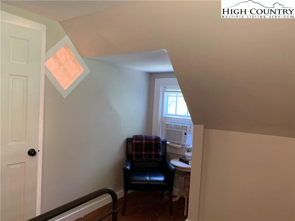 Image number 2 for the current listing