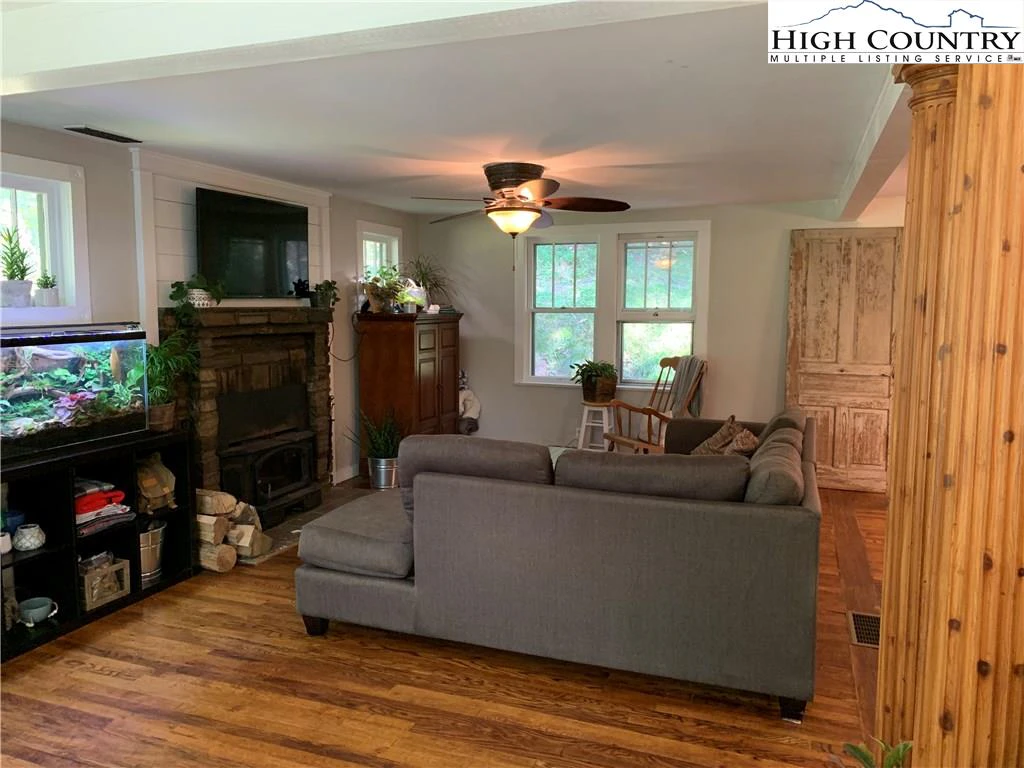 Image number 27 for the current listing