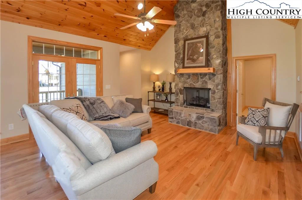 Image number 19 for the current listing