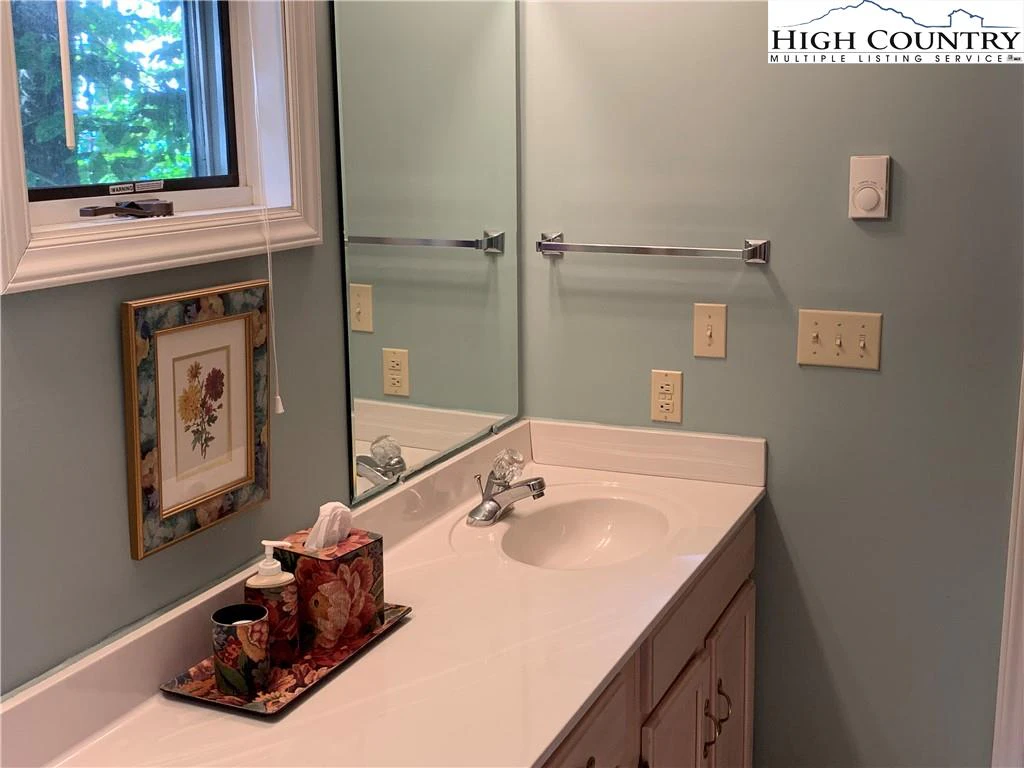 Image number 1 for the current listing