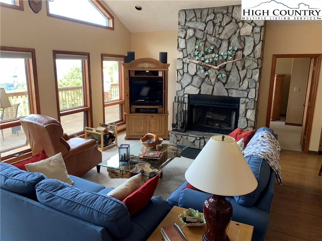 Image number 14 for the current listing