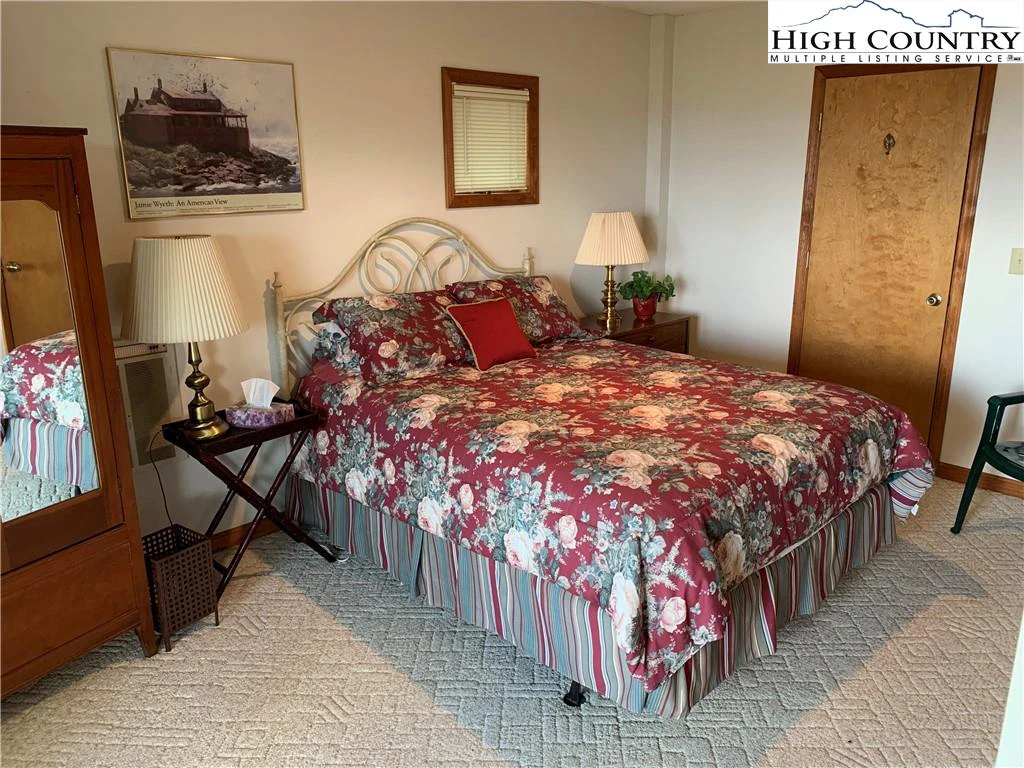 Image number 11 for the current listing