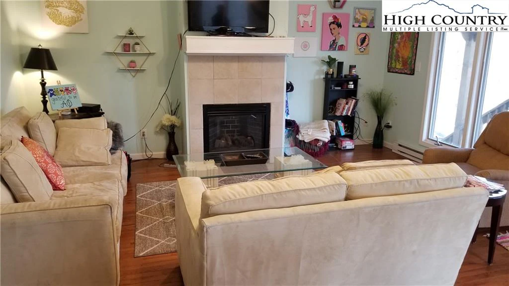 Image number 4 for the current listing