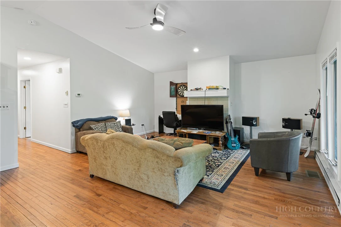 Image number 21 for the current listing