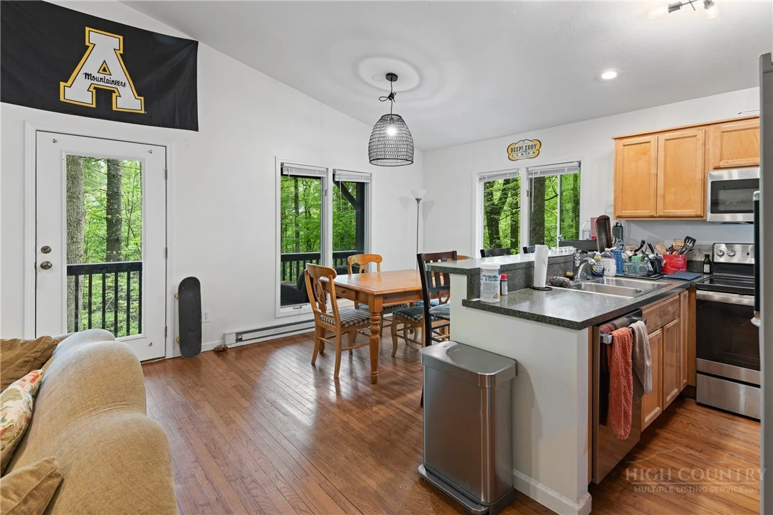Image number 19 for the current listing