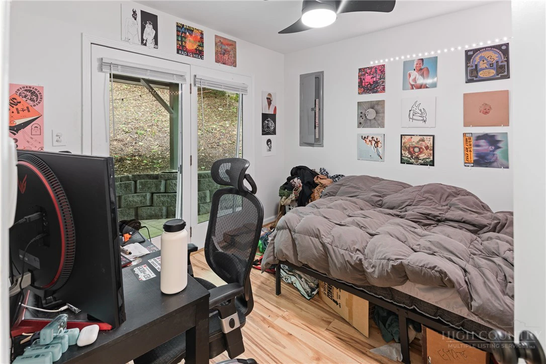 Image number 14 for the current listing