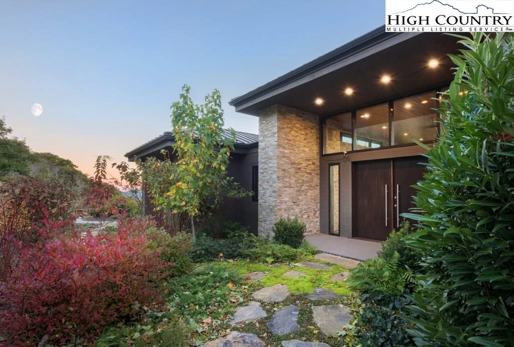 Image number 4 for the current listing