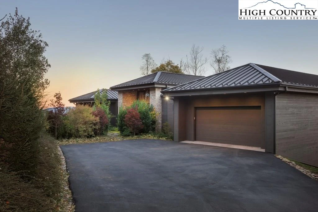 Image number 3 for the current listing