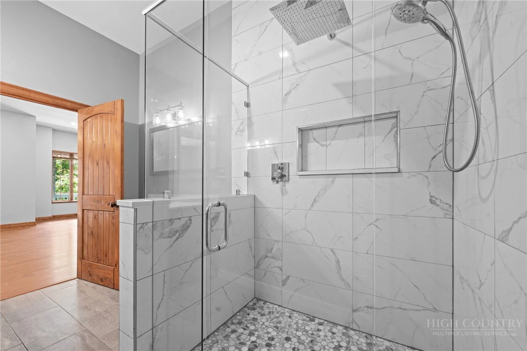Image number 14 for the current listing
