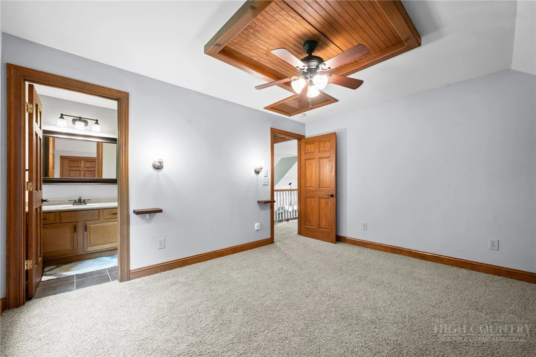 Image number 5 for the current listing