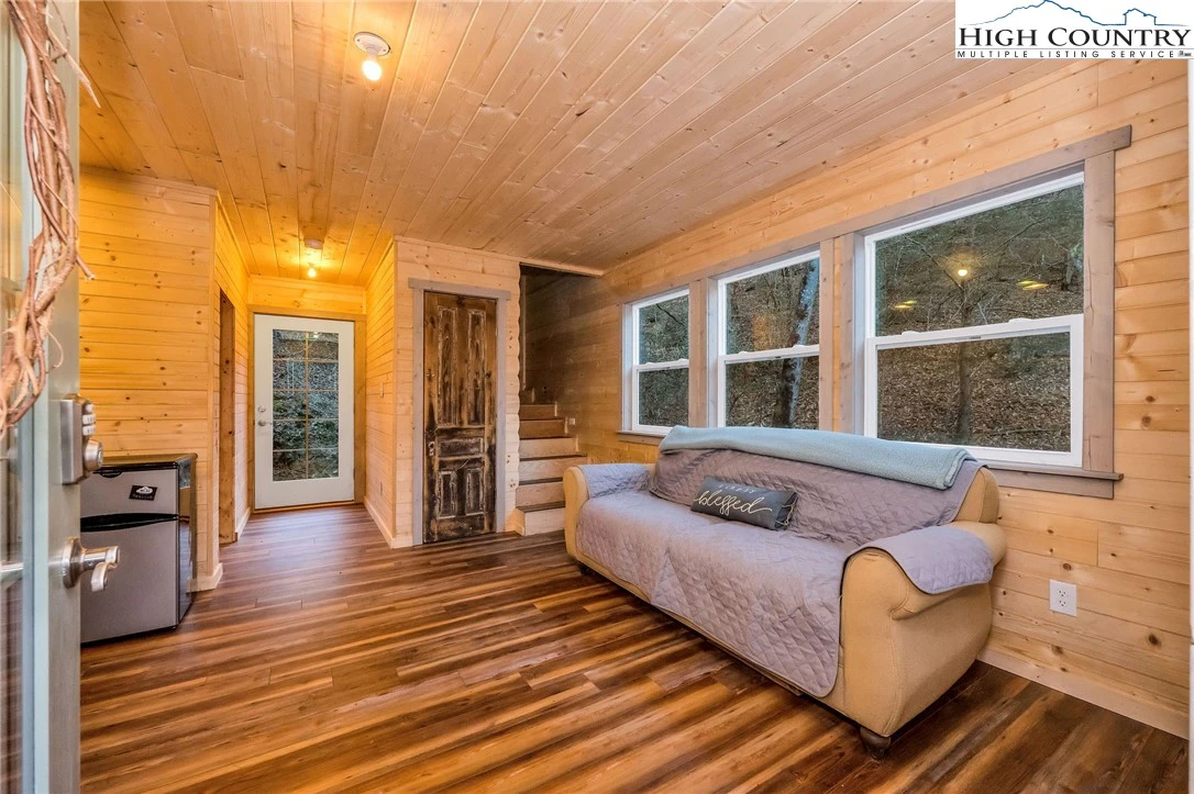 Image number 18 for the current listing