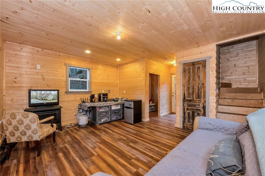 Image number 19 for the current listing