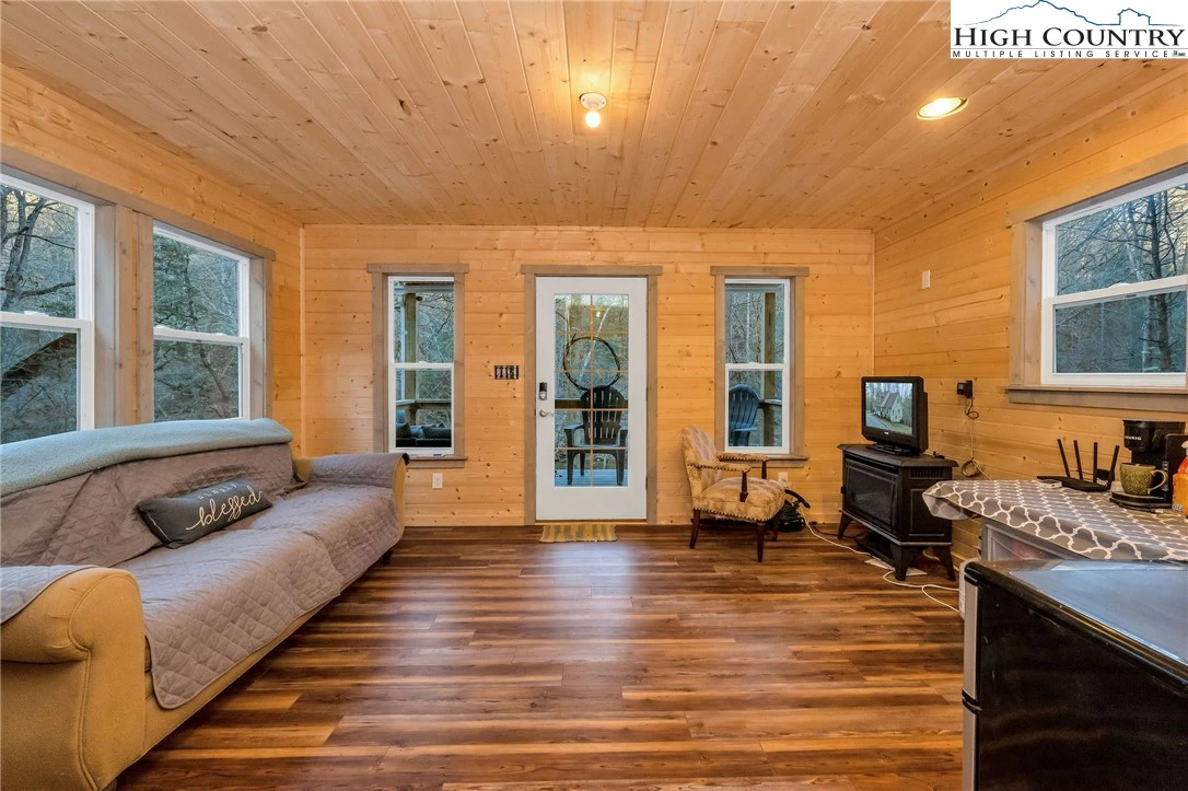 Image number 20 for the current listing