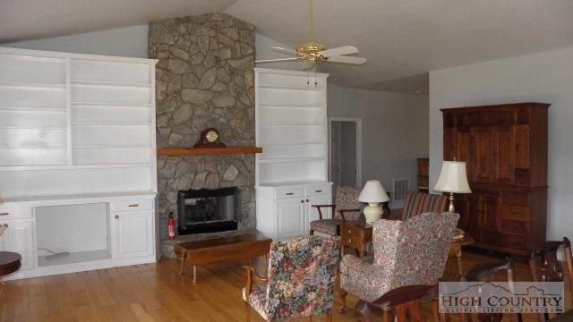 Image number 7 for the current listing