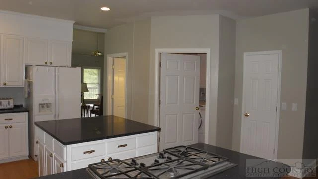 Image number 19 for the current listing