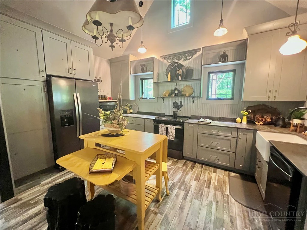 Image number 3 for the current listing