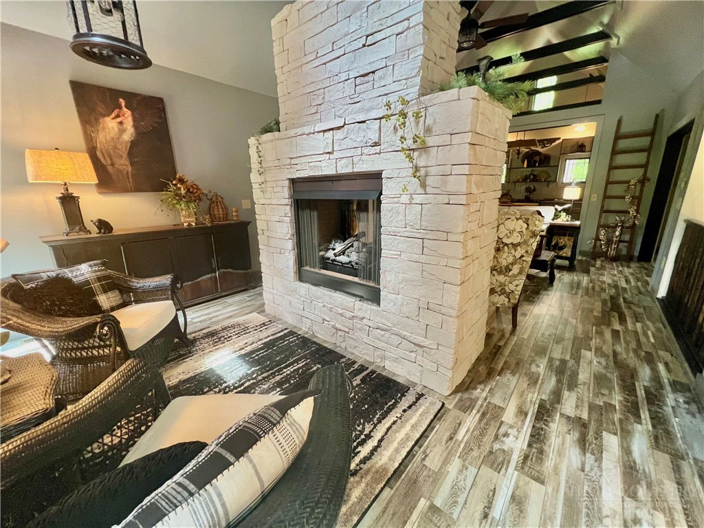 Image number 2 for the current listing
