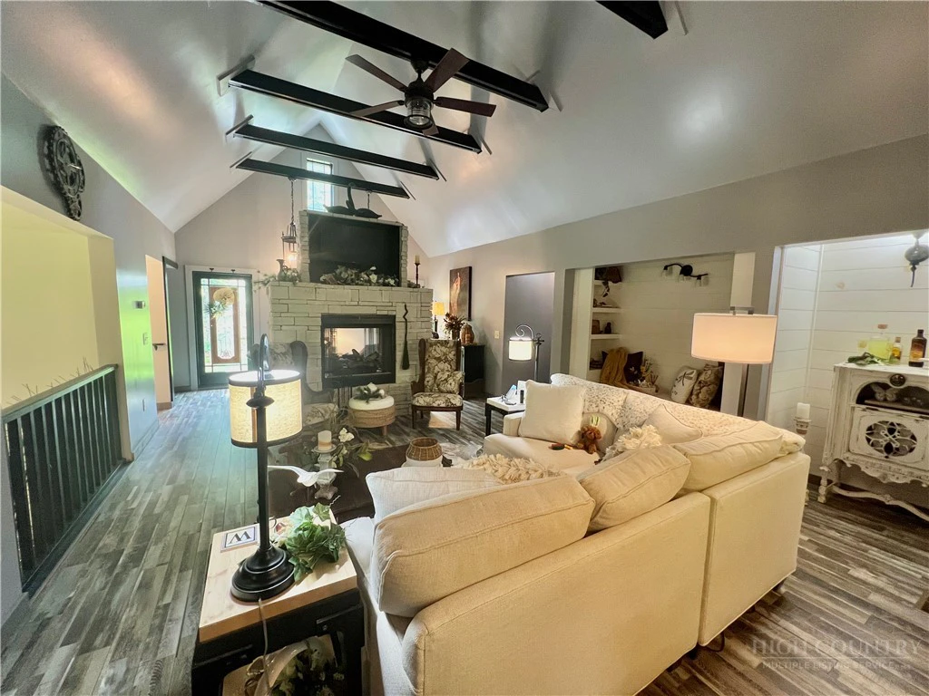 Image number 4 for the current listing