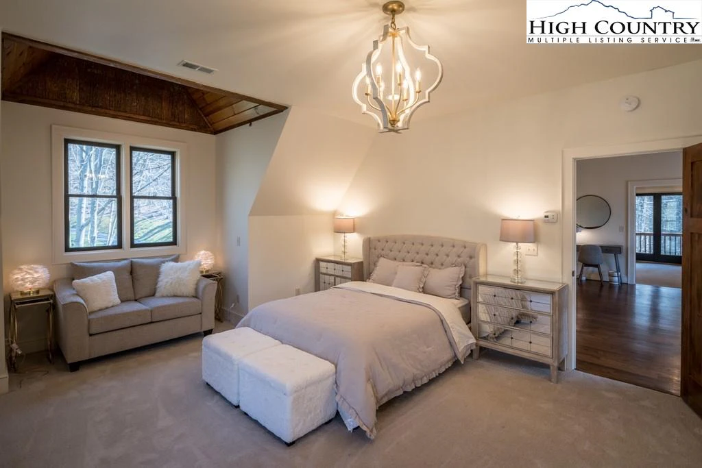 Image number 4 for the current listing