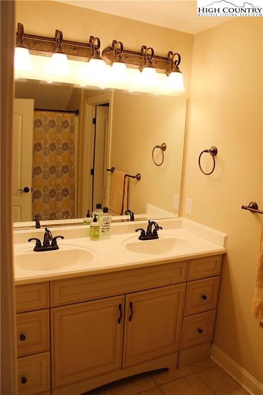 Image number 4 for the current listing