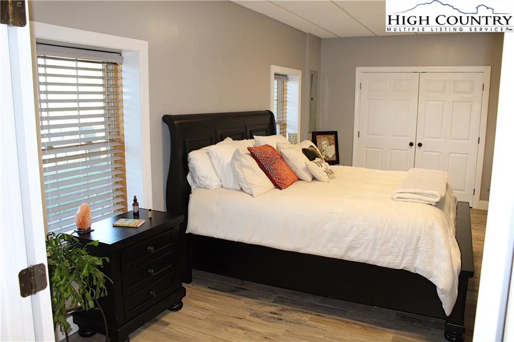 Image number 9 for the current listing