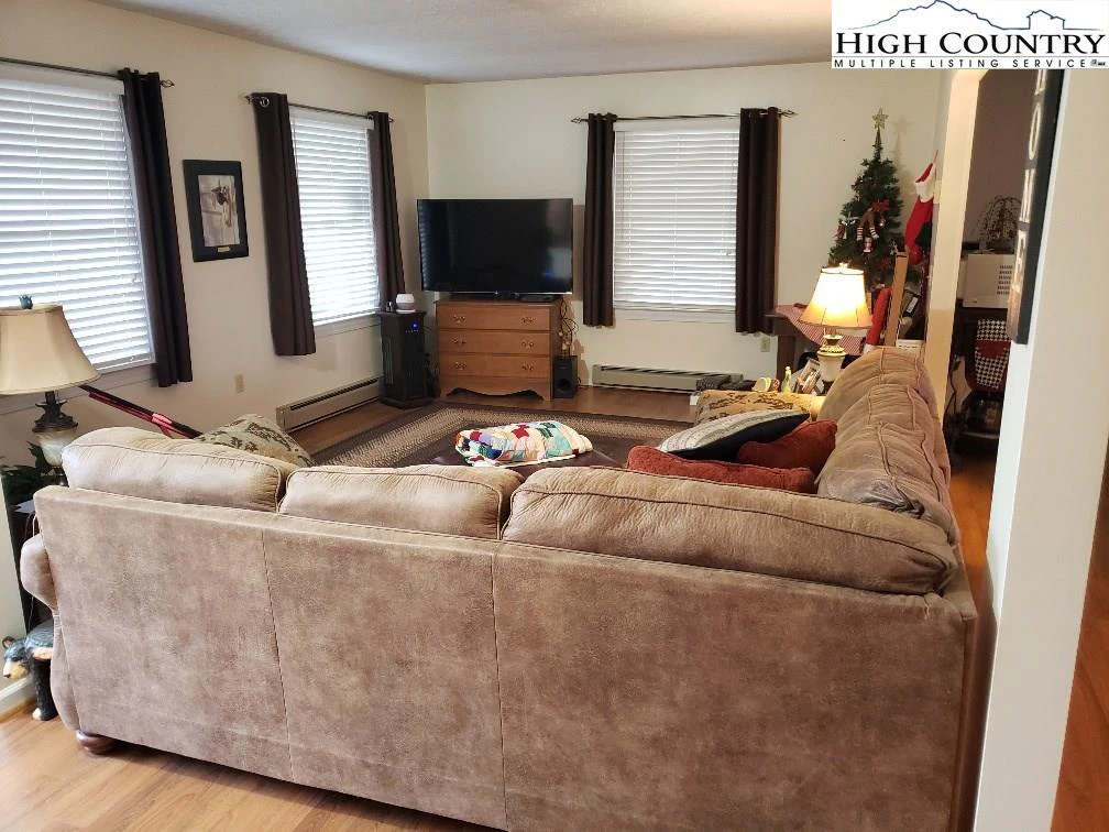 Image number 3 for the current listing