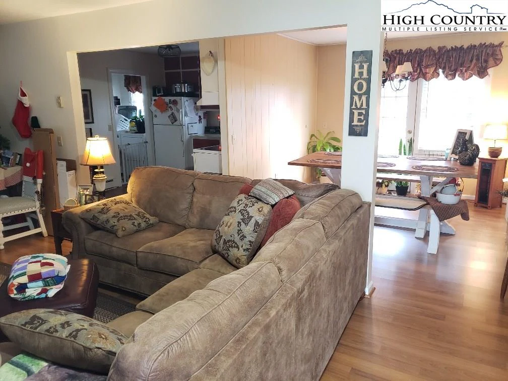 Image number 4 for the current listing