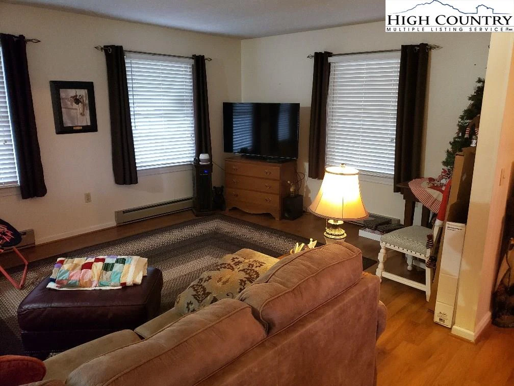 Image number 6 for the current listing