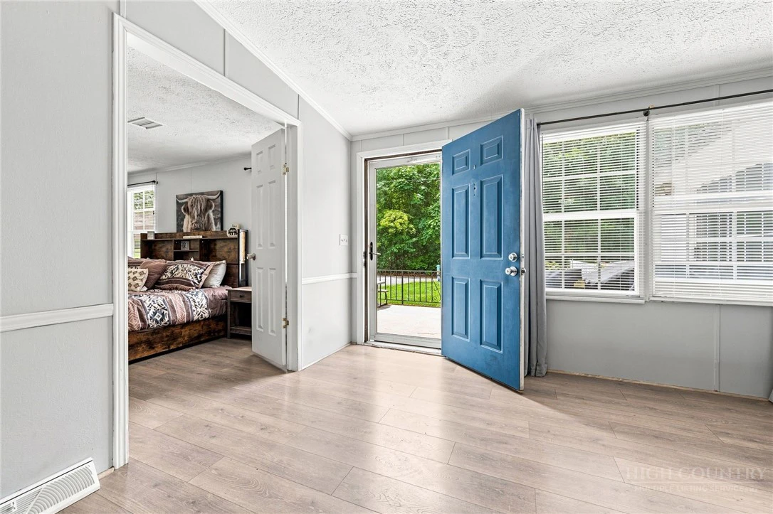 Image number 6 for the current listing