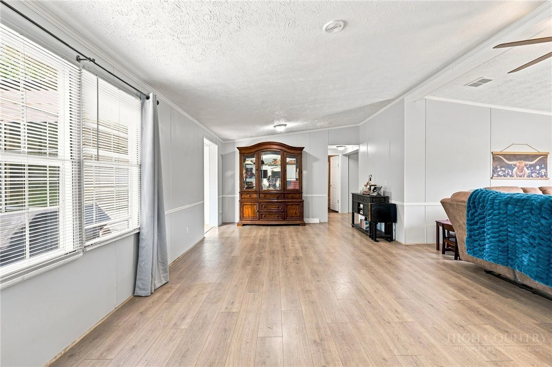 Image number 17 for the current listing