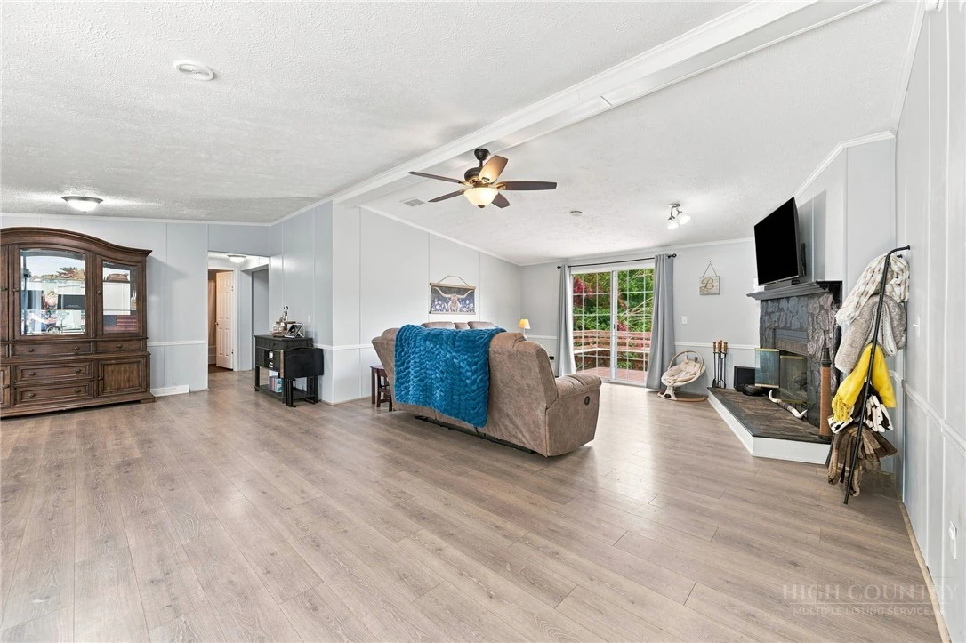 Image number 19 for the current listing