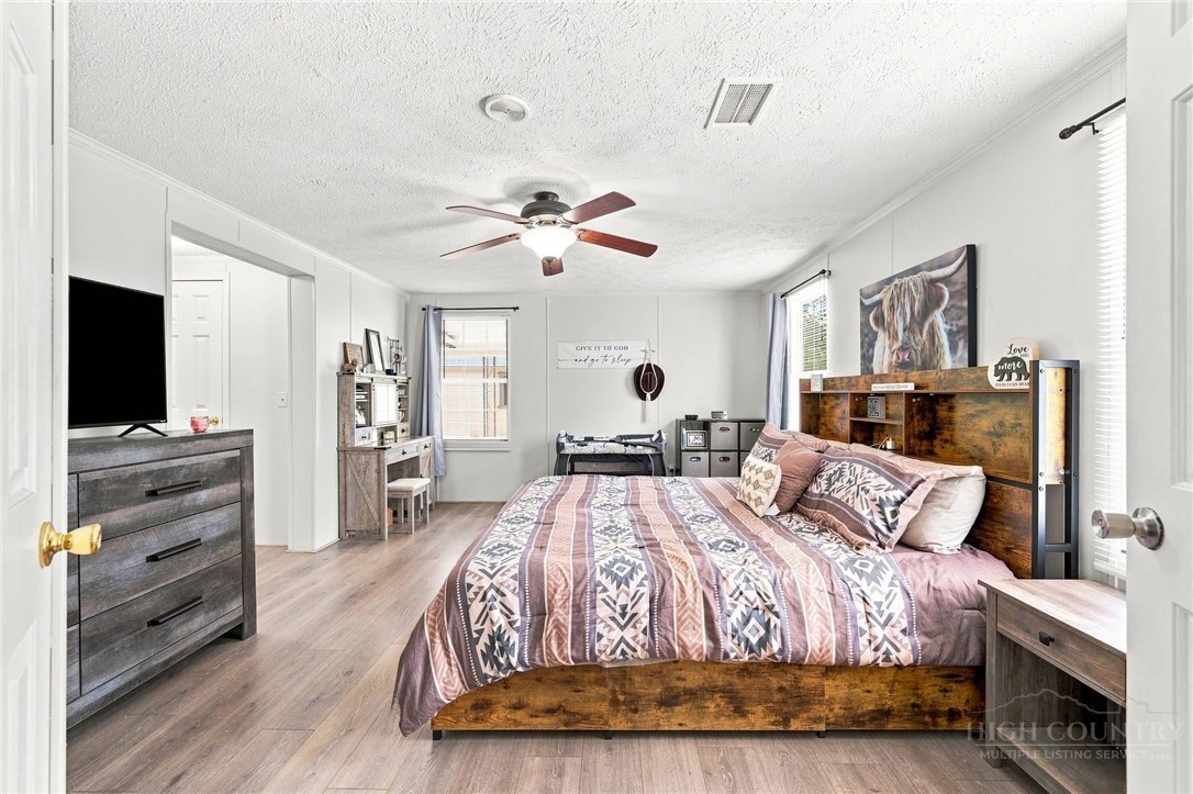 Image number 21 for the current listing